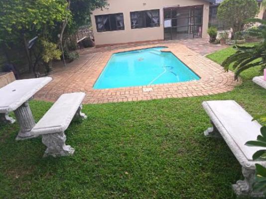 12 Dolfyn Nqabanqaba - Pool view