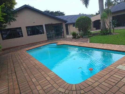12 Dolfyn Nqabanqaba - Swimming pool