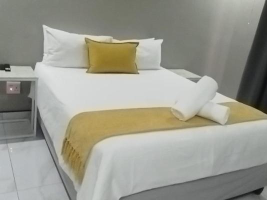 12 Dolfyn Nqabanqaba - 285907