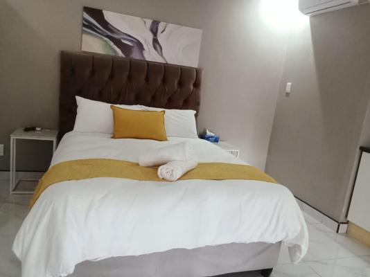 12 Dolfyn Nqabanqaba - 285911