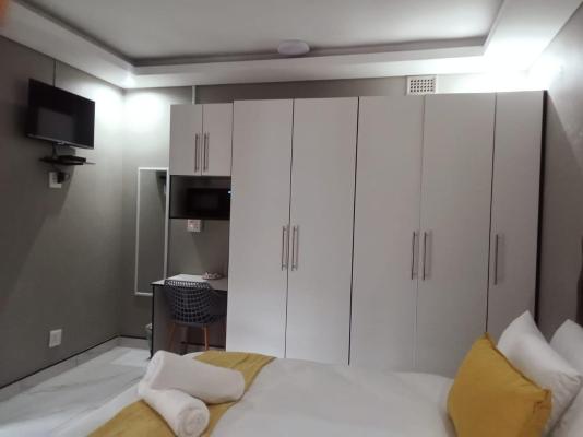 12 Dolfyn Nqabanqaba - 285912