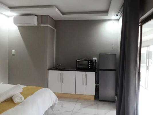 12 Dolfyn Nqabanqaba - 285913