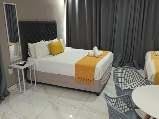 12 Dolfyn Nqabanqaba - 285927