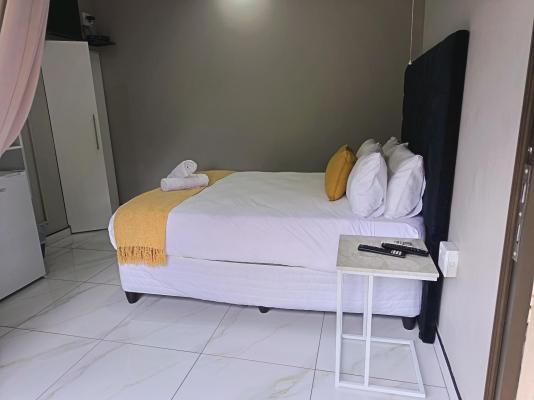 12 Dolfyn Nqabanqaba - 285947