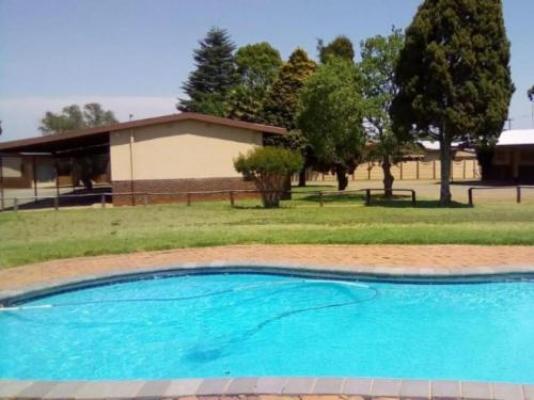 Muloro Hotel - Swimming pool