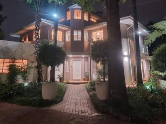 LoeriesNest - Property / Building