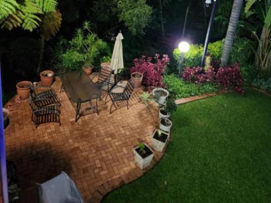 LoeriesNest - Patio