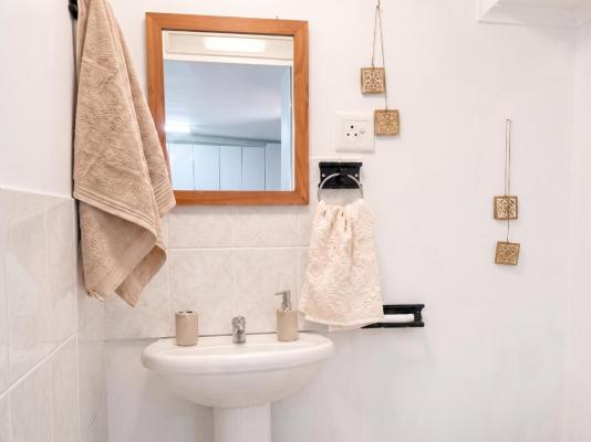 Bay Breeze Guesthouse - 289089