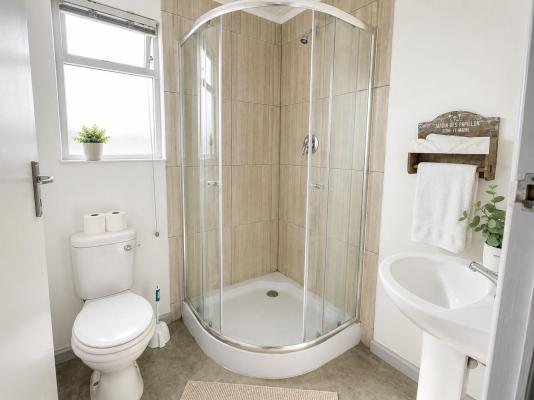 Bay Breeze Guesthouse - 289095