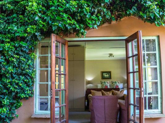 Halliwell Country Inn - 289282