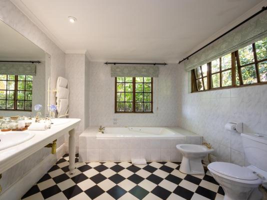 Halliwell Country Inn - 289301