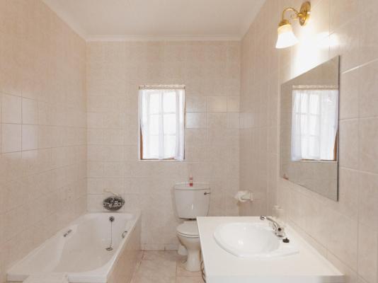 Room image 4