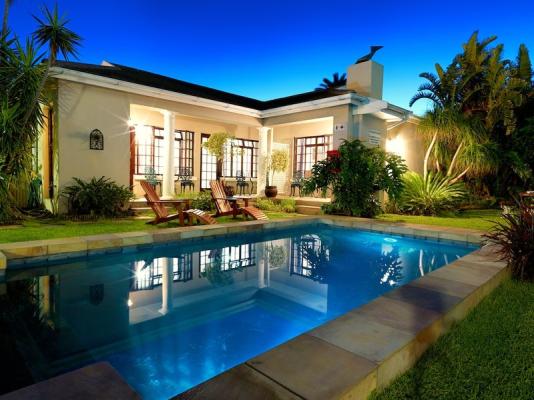 Evening sundowners at the pool