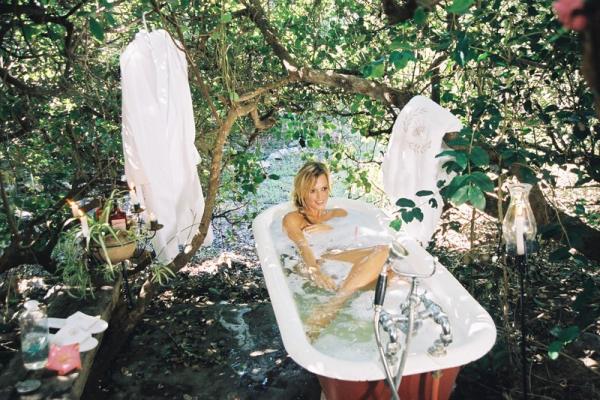 Milkbath under the trees