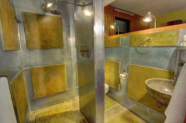 Room 2 Bathroom