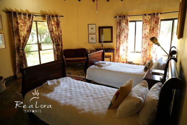 Re a Lora Bedroom with Twin Beds and en-Suite Bathroom