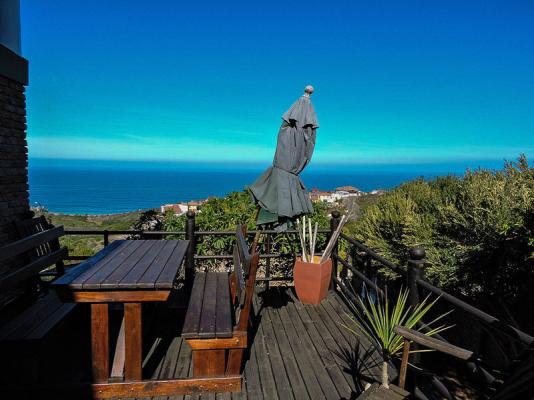 Communal deck with BBQ facilties