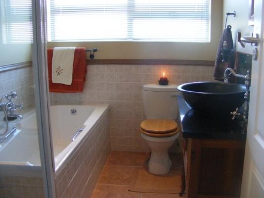 Bathroom en suite to room 4
