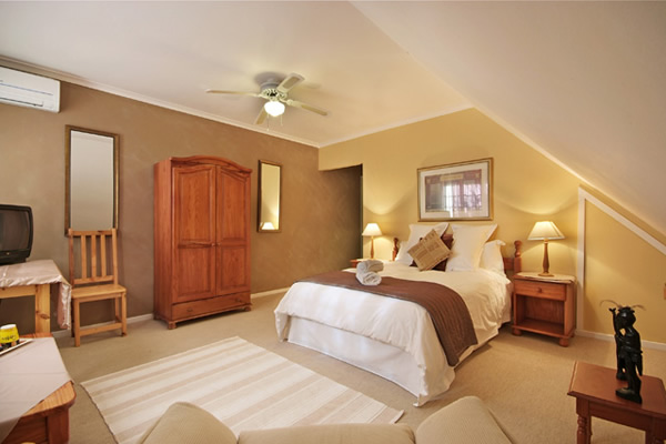 Burgundy Room - Accommodation in Durbanville - Le Petit Chateau