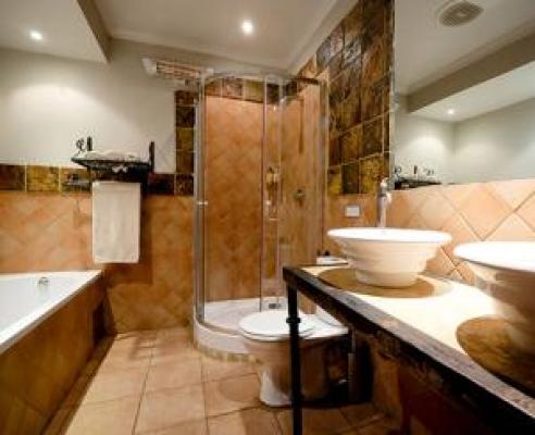 Standard room bathroom