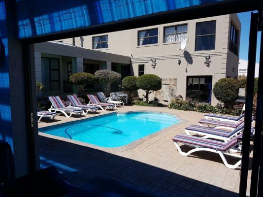 Breakfast Bar pool view 