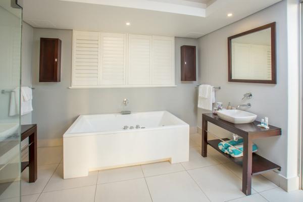 Main en-suite bathroom