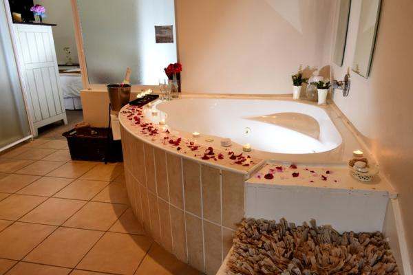 Spa bath in honeymoon suite