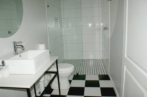 Bathroom 10