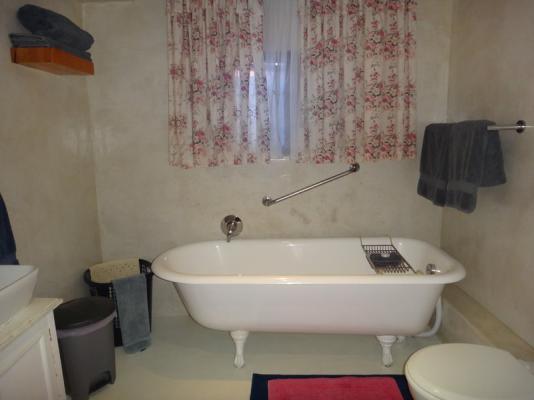 Free standing Antique bath in Unit Drievis