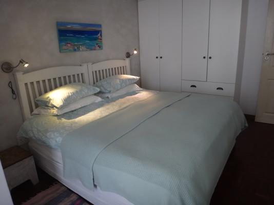 Drievis Main bedroom with Extra large King bed en-suite shower and Sea view