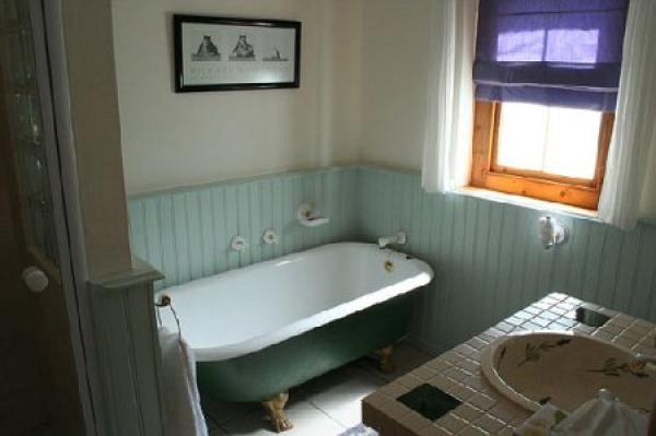 Standard Queen Bed Bath Room