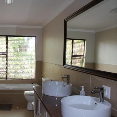 Tree House, Main en suite bathroom