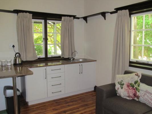 Len's Cottage kitchenette