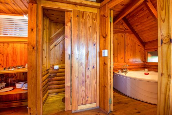 Semi-detached Log cabin with spa bath