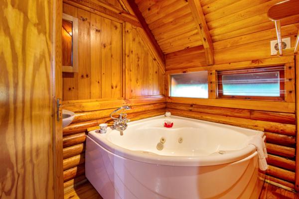 Semi-detached Log cabin with spa bath