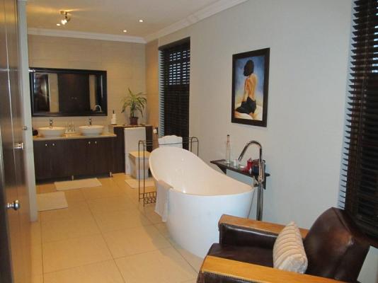 Luxury Suite 1 - Bathroom