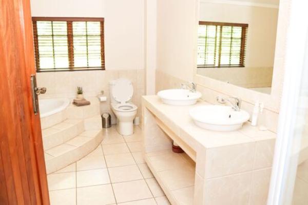 One of bathrooms Oaktree Lodge