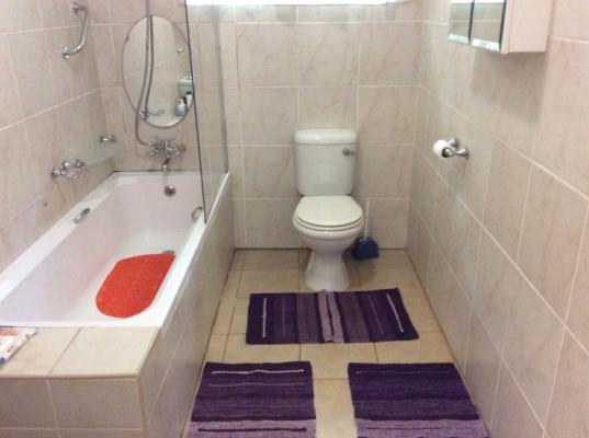 Cosy Den bath/shower room