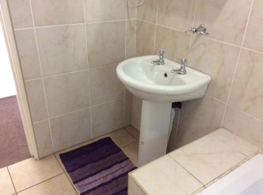 Cosy Den basin in bath/shower room