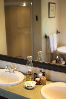 Luxury Rondavel en suite bathroom