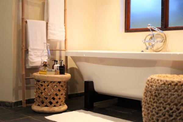 Luxury Rondavel en suite bathroom