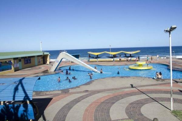 Ansteys Beach family pools 2 km from JoThams 