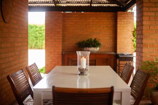 DOWNSTAIRS VERANDAH: LARGE TABLE & CHAIRS