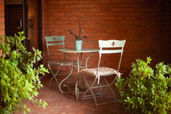 DOWNSTAIRS VERANDAH: GARDEN TABLE & CHAIRS