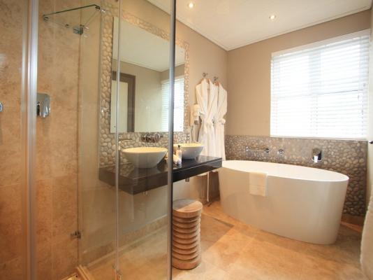 Luxury Garden View Room En-suite Bathroom