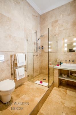 Standard Double/Twin Bathroom