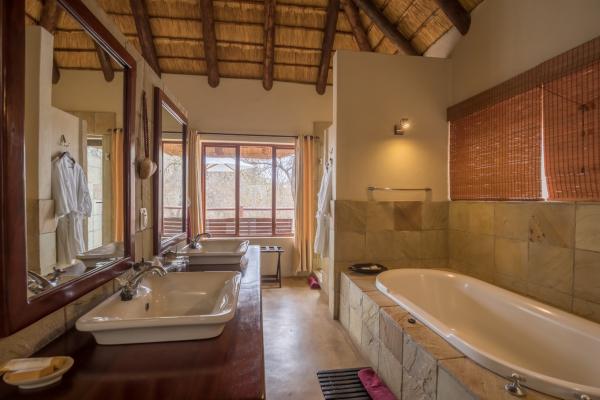 Shiduli Private Game Lodge - royal suite bathroom