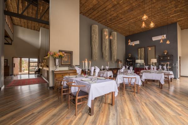 Becks Safari Lodge - indoor dining