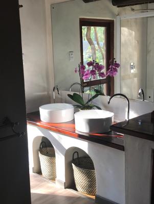 Kuname Lodge - rooms with ensuite bathroom and shower