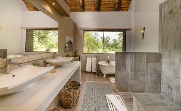 Karongwe River Lodge - Bathroom of the family suites